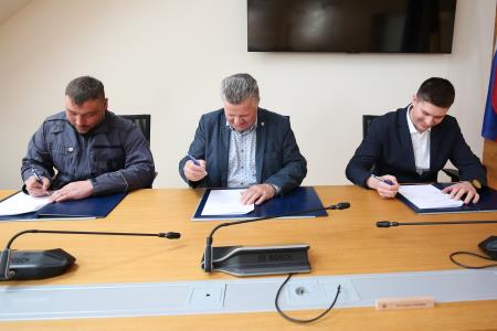 Podpis pogodbe VGV 1 za PGD Dolenja vas 02a Foto Ljubo Vukelič